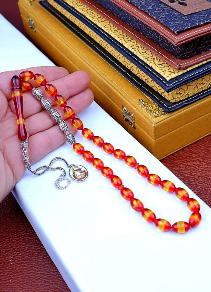 SARI KIRMIZI SÜRMELİ KEHRİBAR KİŞİYE ÖZEL İSİMLİ GÜMÜŞ PÜSKÜLLÜ TESPİH