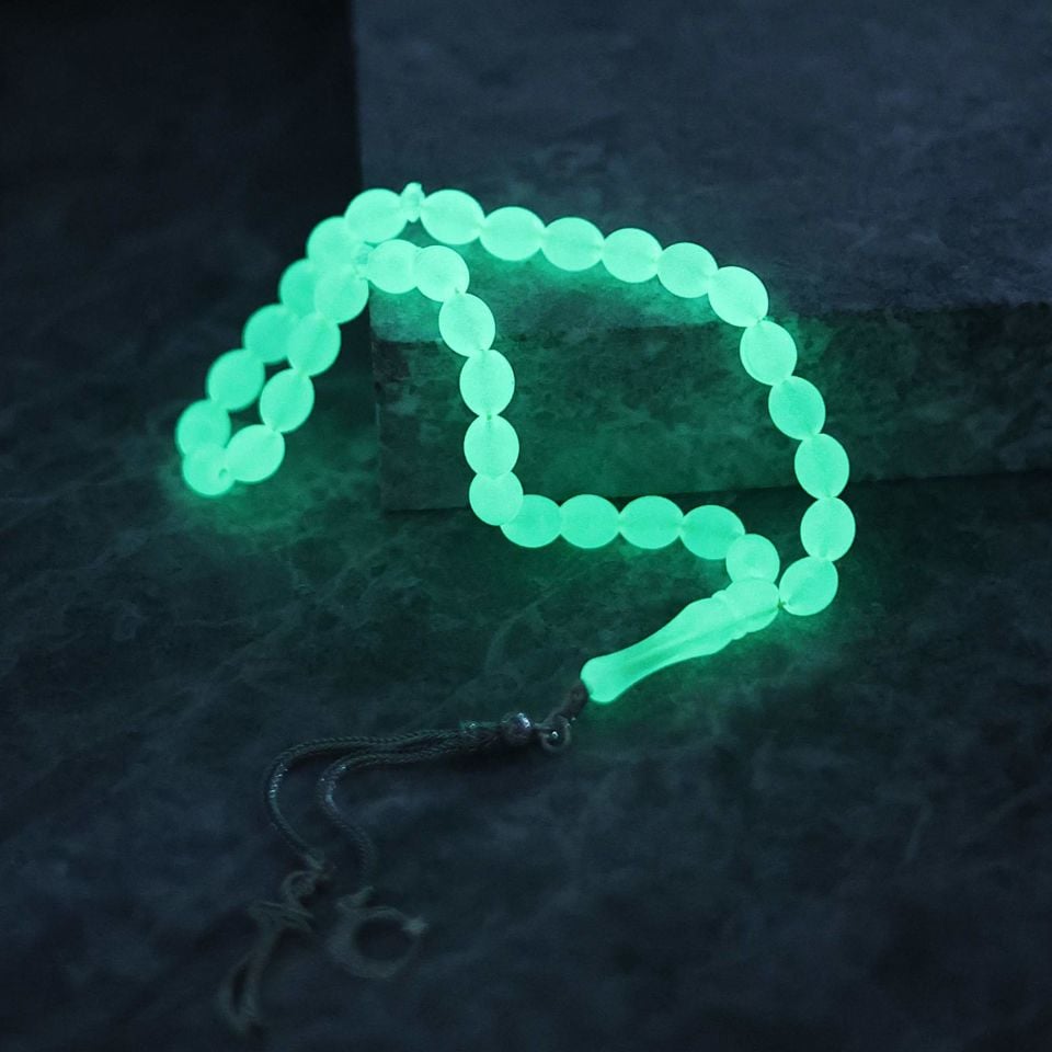 KARANLIKTA PARLAYAN GÜMÜŞ PÜSKÜLLÜ KEDİ GÖZÜ TESPİH