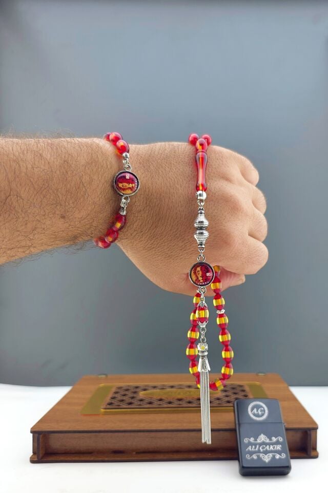 kişiye özel hediyelik sarı kırmızı tespih bileklik ve isimli çakmak seti