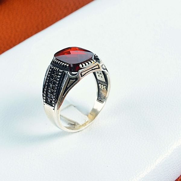 18 BEDEN KIRMIZI TAŞLI GÜMÜŞ ERKEK YÜZÜĞÜ